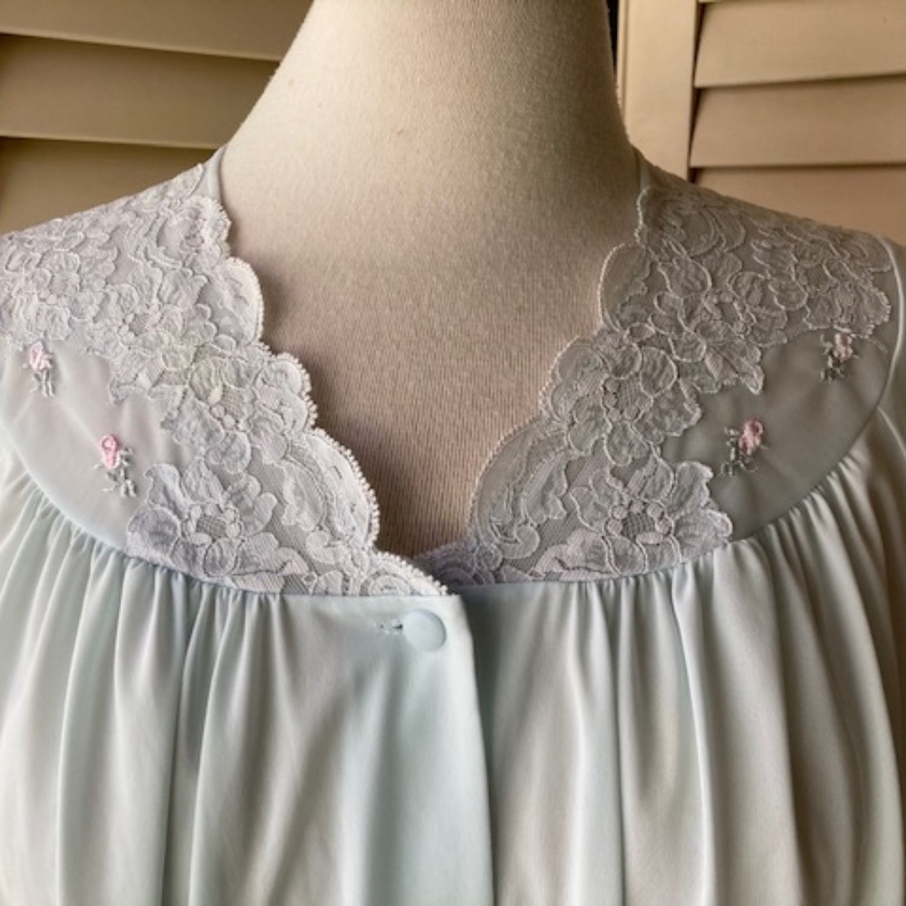 Vintage Shadow Line Powder Blue Nylon Robe - Picture 4 of 13